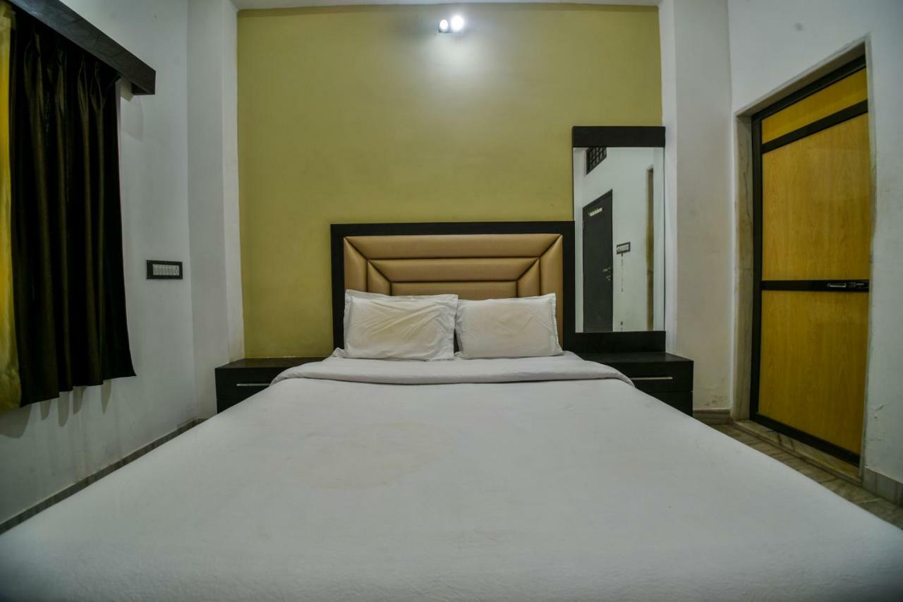 Hotel Vinayaka Натгдвара Екстер'єр фото